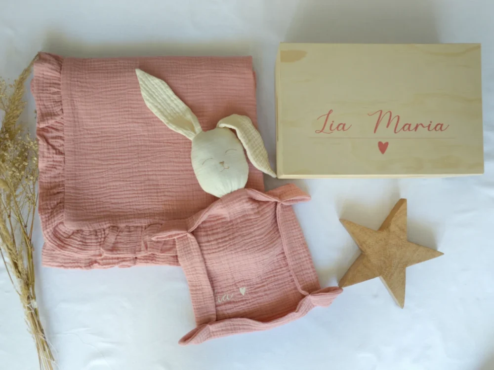 Set păturică și iepuraș Roz în cutie lemn